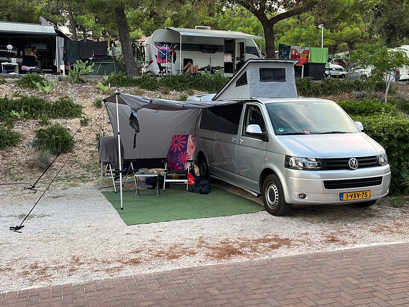 Volkswagen camper met hefdak